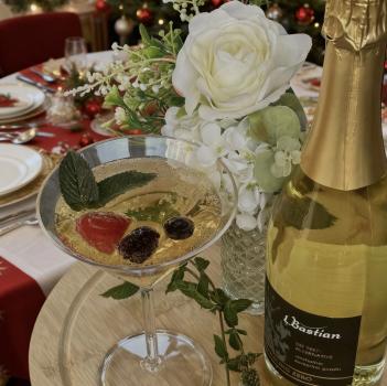 Sparkling Zero Trocken Style ästhetisch präsentiert auf einem weihnachtlich gedeckten Esstisch