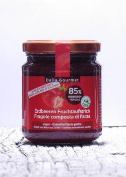 Feiner Erdbeer - Fruchtaufstrich im Glas mit Etikett