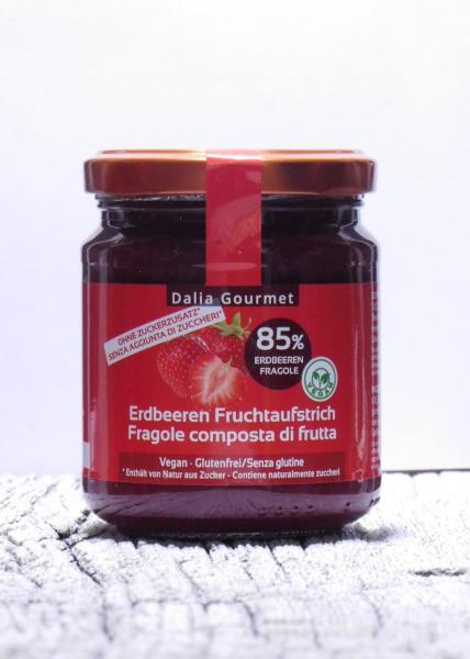Feiner Erdbeer - Fruchtaufstrich im Glas mit Etikett