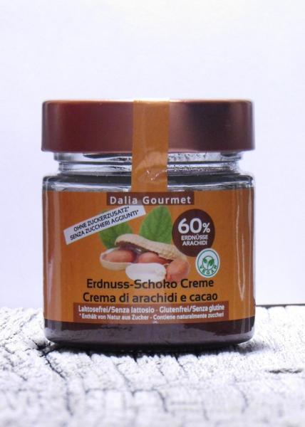 Cremiger  Erdnuss-Schoko Aufstrich im Glas mit Etikett