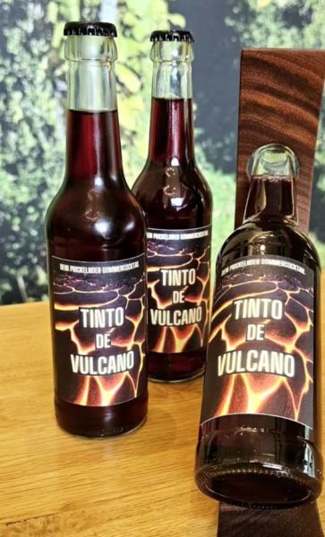 Tinto de Vulvano Zero in Flaschen mit Etikett, auf einem Tisch